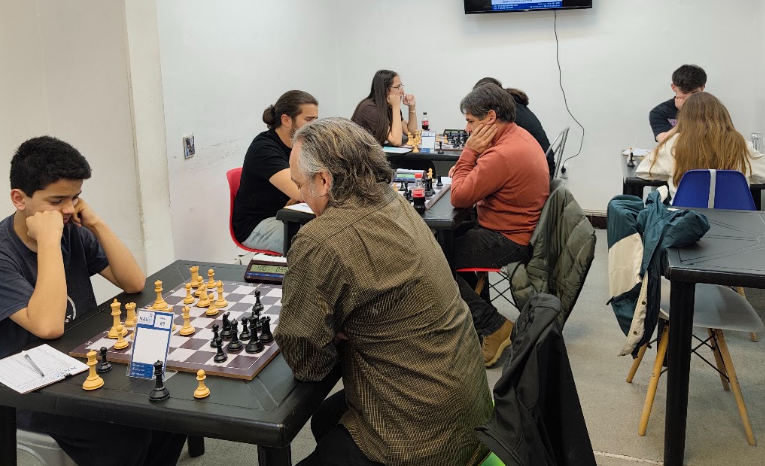 Silencio, concentración y una sorpresa en el inicio del Open 137.